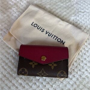 Louis Vuitton Compact card/cash wallet ✨
EXCELLENT CONDITION w/ LV dust bag